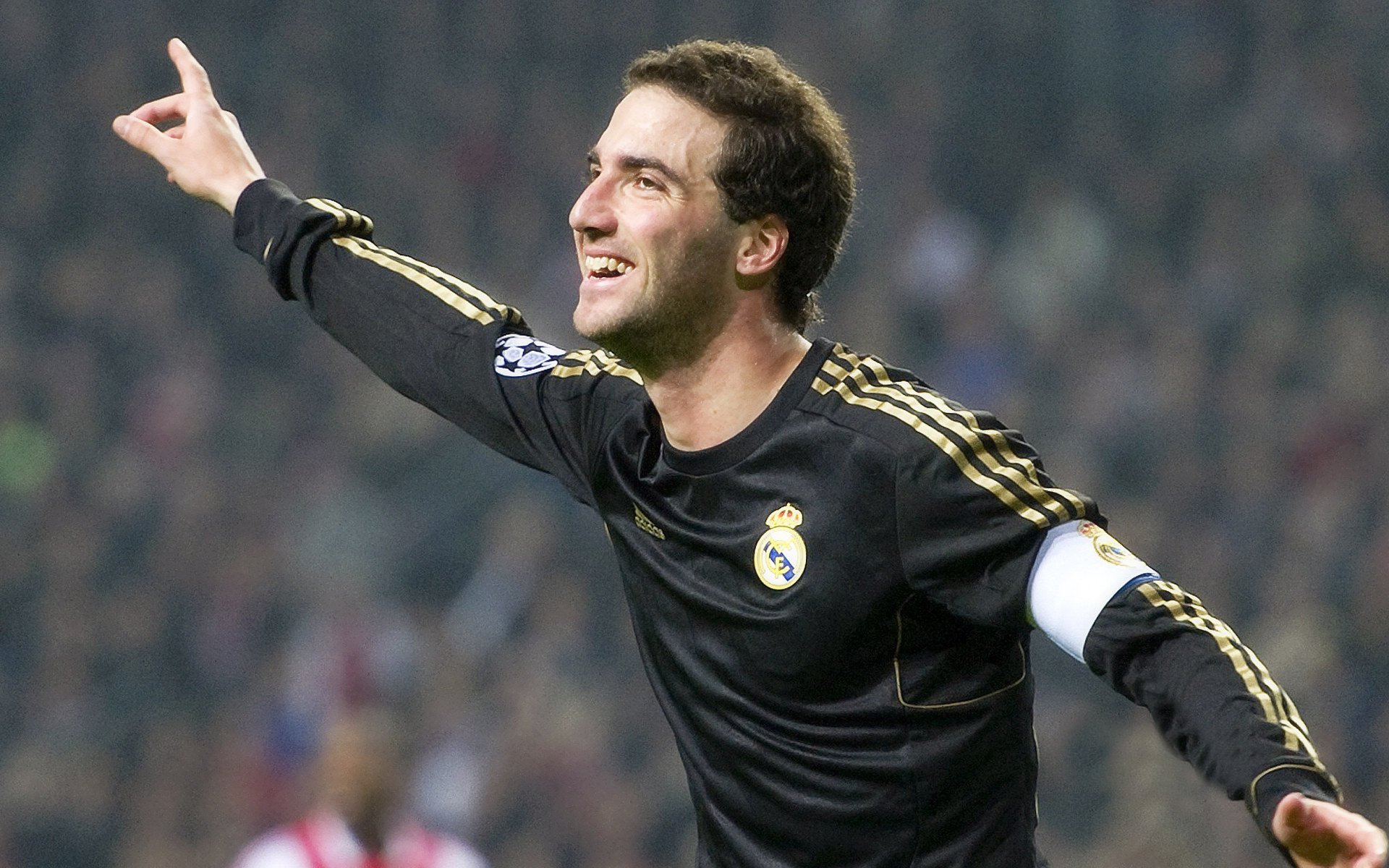 弗朗索瓦·斯图尔特：身手敏捷的中场球员，南非队进攻核心之一